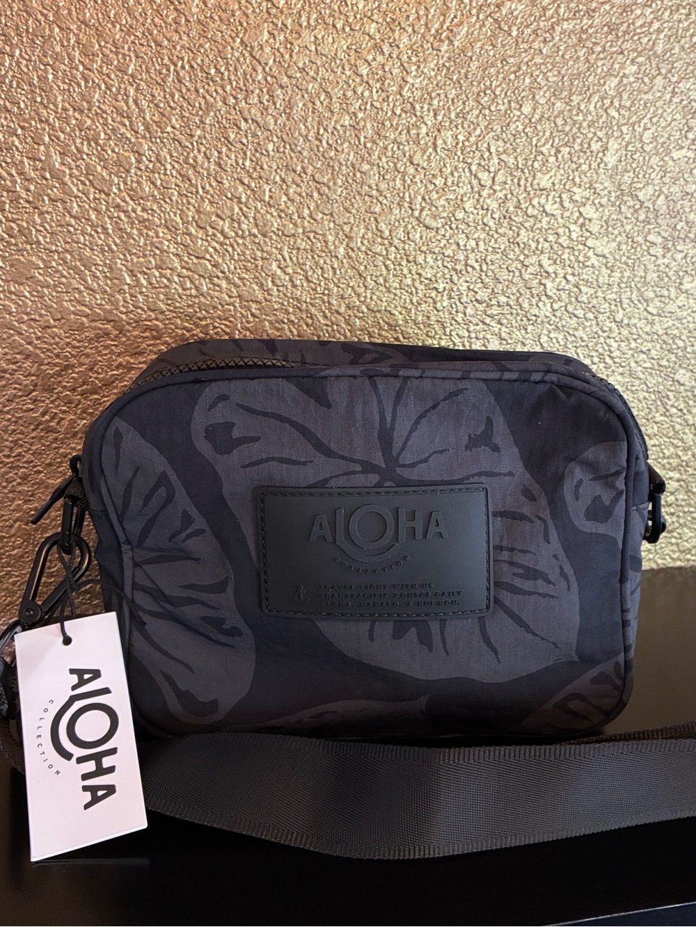 ALOHA COLLECTION KALO LE TOUR BLACK CROSSBODY NWT